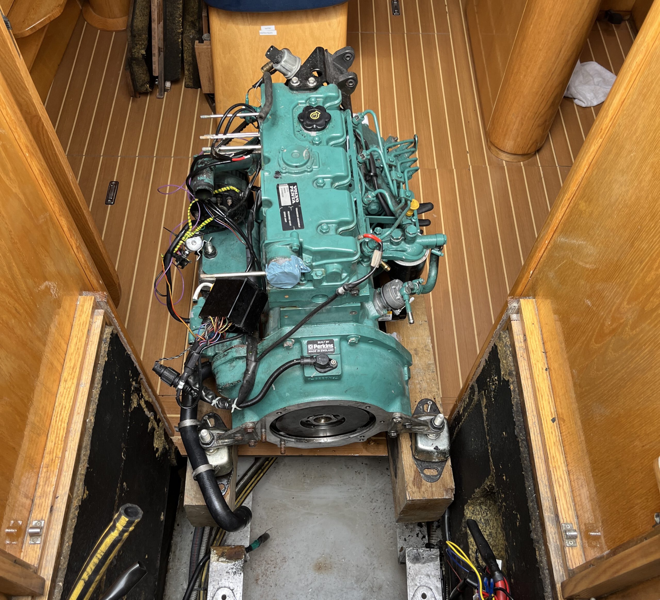 You are currently viewing How We Moved Our Boat’s Engine into the Cabin for Easier Maintenance 🛠️